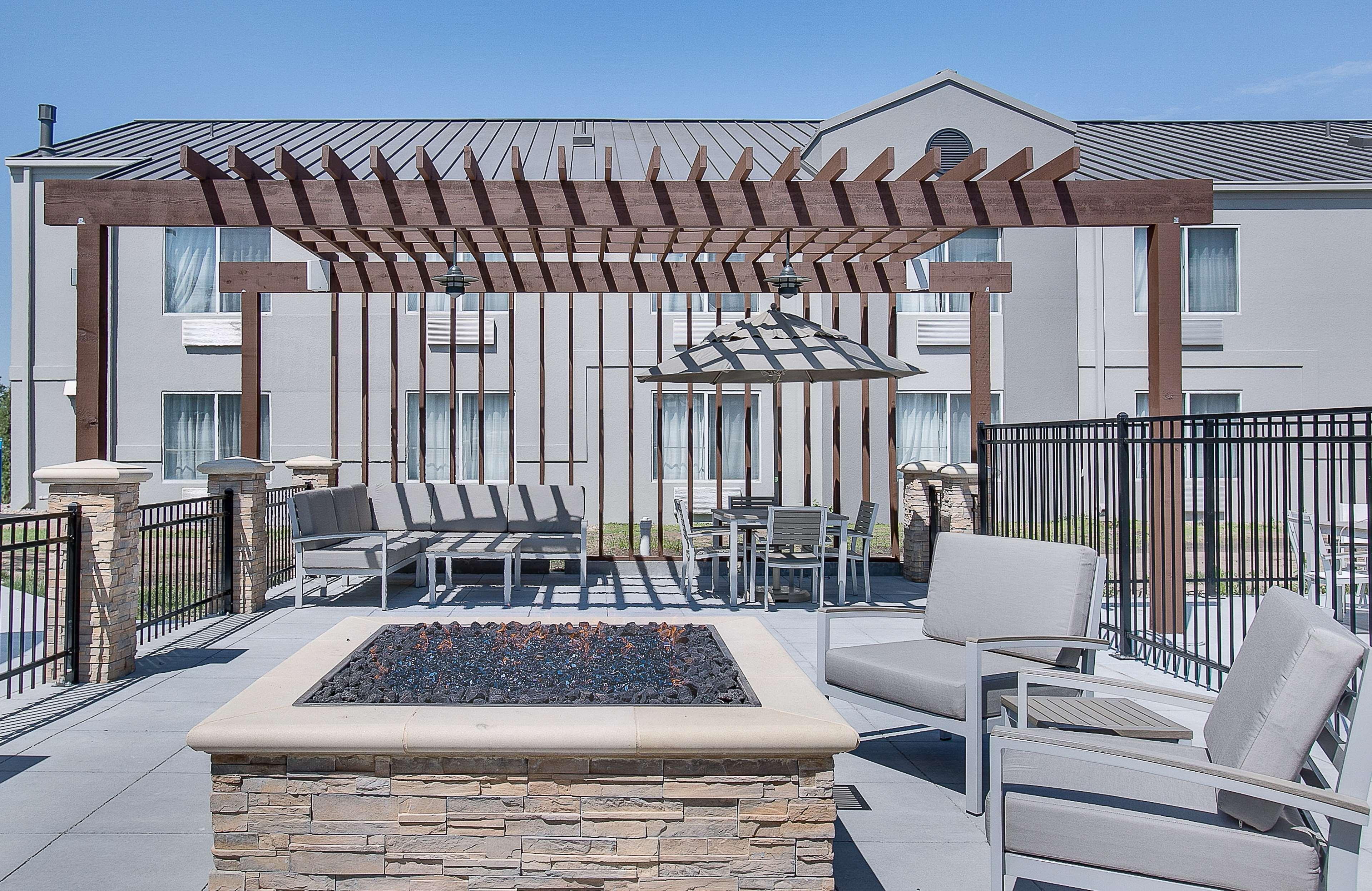 Country Inn & Suites By Radisson, Wichita East, Ks Dış mekan fotoğraf